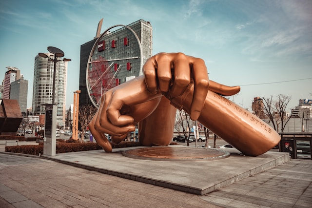 Escultura manos Gangnam Seul