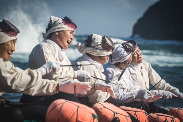Mujeres pescando en Jeju